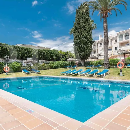 Sunny With Balcony & Swimming Pool By Rems Apartment *