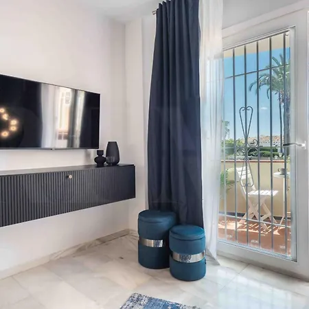 Sunny With Balcony & Swimming Pool By Rems Apartment